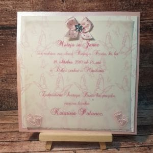 Vabilo za krst s prikupnim potiskom, prosojnim papirjem in majhno pentljico, roza REK08