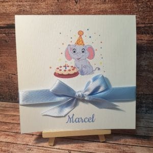 Vabilo za rojstni dan s slončkom, tortico in modro pentljico ROJ 07