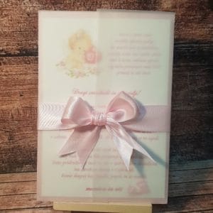 Vabilo za krst z angelčkom, pavs papirjem in pentljico roza REK11