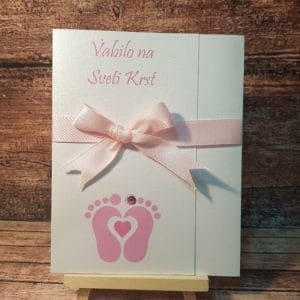 Vabilo za krst s prisrčno slikico in nežno pentljico roza REK30