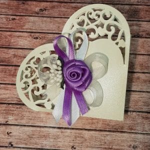 Poročni konfeti v obliki srčka in vijolično in belo pentljico in vijolično rožico iz trakca POKON 121