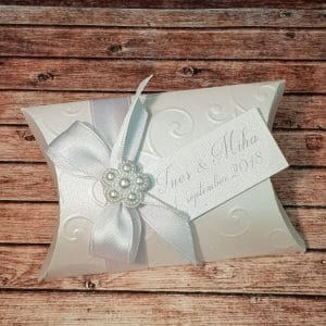 Poročni konfeti s potiskanim papirjem, belo pentljico in rožico POKON 114