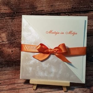 Poročna vabila z belim in marmornim papirjem, oranžno pisavo in oranžno pentljo KLASIK PORKLS 202