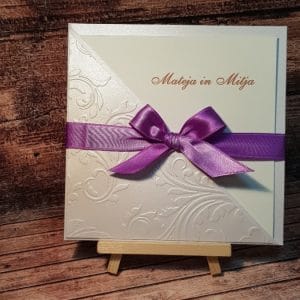Poročna vabila s tiskanim papirjem, vijolično pentljo in vijolično pisavo KLASIK PORKLS 201