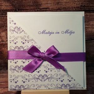 Poročna vabila z vijoličnim potiskom, vijolično pisavo in vijolično pentljo KLASIK PORKLS 200