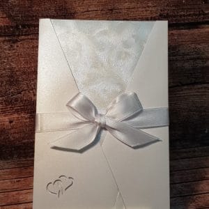 Poročna vabila z marmornim papirjem in belo pentljo KLASIK PORKLS 130