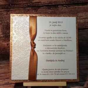 Poročna vabila z belim potiskanim papirjem, rjavo pisavo in rjavo pentljo KLASIK PORKLS 206