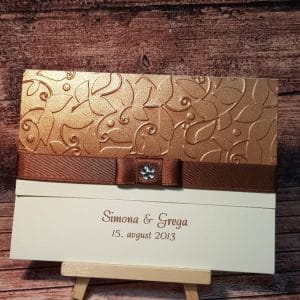 Poročna vabila z rjavim potiskanim papirjem, rjavo pisavo in rjavo pentljo KLASIK PORKLS 209