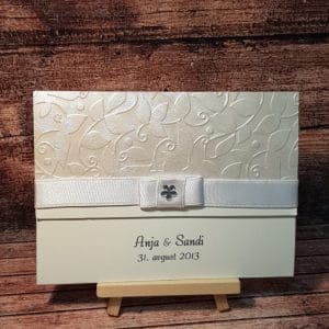 Poročna vabila s potiskanim papirjem, belo pentljo in majhno rožico KLASIK PORKLS 210