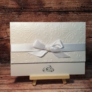 Poročna vabila z belim potiskanim papirjem in belo pentljo KLASIK PORKLS 208