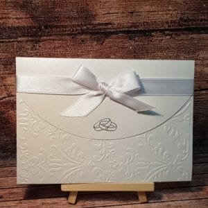 Poročna vabila z belim potiskanim papirjem, prstani in belo pentljo KLASIK PORKLS 207