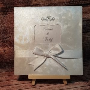 Poročna vabila z marmornim papirjem, prstani in belo pentljo KLASIK PORKLS 211