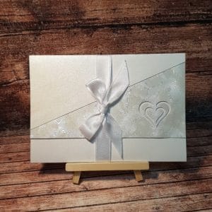 Poročna vabila z marmornim papirjem, obliko srčka in belo pentljo KLASIK PORKLS 205