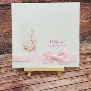 Vabilo za birmo z roza pentljico, roza pisavo in kapo