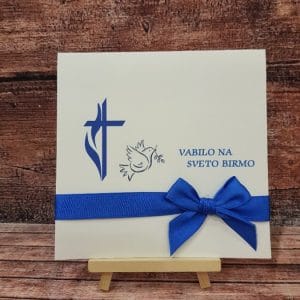 Vabilo za birmo z modro pentljico, modro pisavo, križcem in golobčkom
