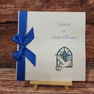 Vabilo za birmo z modro pentljico, križcem in golobčkom