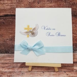 Vabilo za birmo s svetlo modro pentljico, golobčkom in križcem