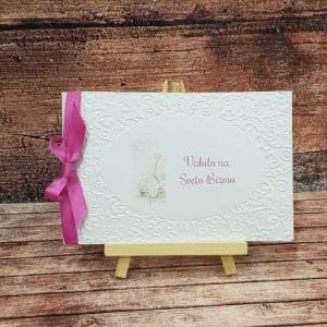 Vabilo za birmo s temno roza pentljico, roza pisavo in potiskanim papirjem