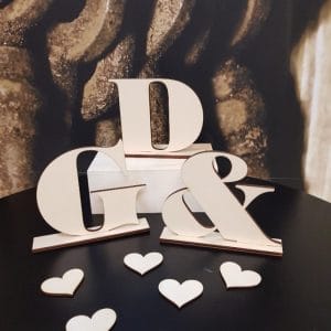 LESEN NAPIS črka na podstavku 1 kom LESNAP 102