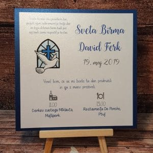 Vabilo za birmo zalepljeno na modrem papirju, modro pisavo, križcem in golobčkom