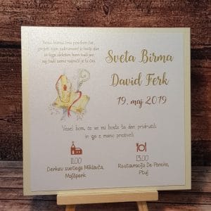 Vabilo za birmo zalepljeno na svetlo rumenem papirju, rumeno pisavo in kapo