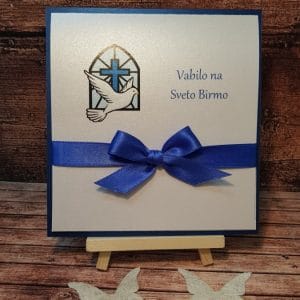 Vabilo za birmo z modro pentljico, modrim križcem in golobčkom