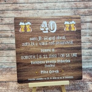 vabila za obletnice in Abrahama z motivom piva in rjavim ozadjem