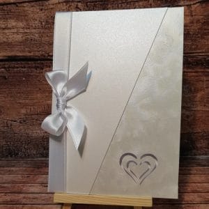 Poročna vabila z belim in marmornim papirjem z belo pentljo KLASIK PORKLS 128