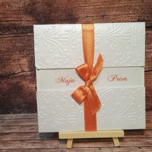 Poročna vabila s tiskanim papirjem in oranžno pentljo in oranžno pisavo KLASIK PORKLS 100
