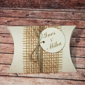 Poročni konfeti z juto, ribanim trakom in krogcem z imeni mladoporočencev POKON 120