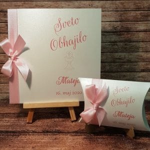 Komplet za obhajilo (vabilo+ konfet) z roza pisavo in roza pentljo REOKMPL 07