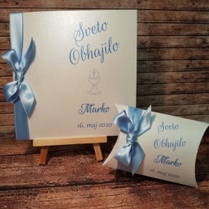 Komplet za obhajilo (vabilo+ konfet) v modri barvi in svetlo modro pentljo REOKMPL 08
