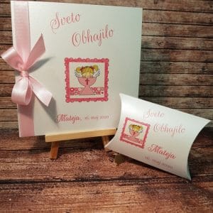 Komplet za obhajilo (vabilo + konfet) v roza barvi z angelčkom in kelihom in roza pentljico REOKMPL 06