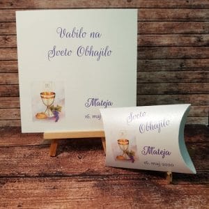 Komplet za obhajilo (vabilo + konfet) z vijolično pisavo in kelihom REOKMPL 02