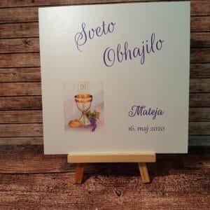 Vabilo za obhajilo na svetlečem papirju z vijolično pisavo in kelihom