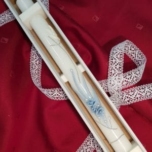 Krstne sveče s cvetjem in golobčkom