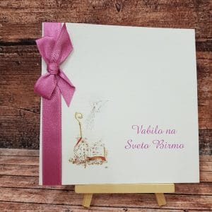 Vabilo za birmo s temno roza pentljico, roza pisavo in kapo REB 117