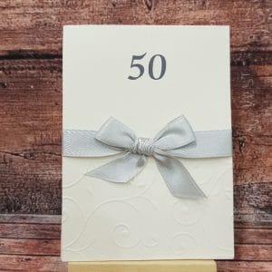 Vabilo za Abrahama s svetlo modro pentljo in potiskanim papirjem