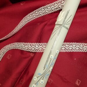 Krstne sveče s križcem in cvetjem