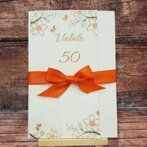 Vabilo za Abrahama z oranžno pentljo in oranžnim cvetličnim motivom