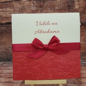 Vabila za Abrahama z rdečo pentljo, rdečo pisavo in elegantnim motivom na rdečem papirju