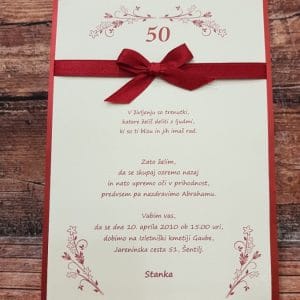 Vabilo za Abrahama z rdečo pentljo in rdečim cvetličnim motivom