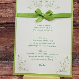 Vabilo za abrahama z zeleno pentljo in zelenim cvetličnim motivom