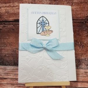 Vabilo za obhajilo s potiskanim papirjem, modro pentljo, križcem in kelihom