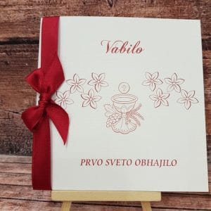 Vabilo za obhajilo z rdečo pentljo, rdečo pisavo, kelihom in rožicami