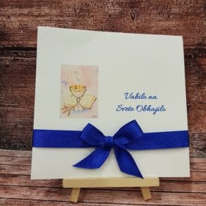 Vabilo za obhajilo s temno modro pentljo, modro pisavo in kelihom