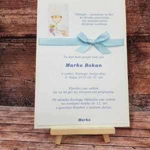 Vabilo za obhajilo z modro pentljo, modro pisavo in kelihom