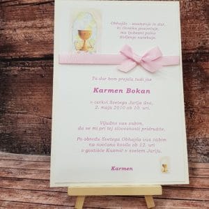 Vabilo za obhajilo z roza pentljo, roza pisavo in kelihom