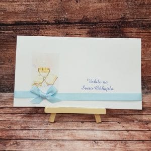 Vabilo za obhajilo s svetlo modro pentljo, modro pisavo in kelihom