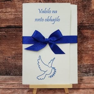 Vabilo za obhajilo s temno modro pentljo in golobčkom